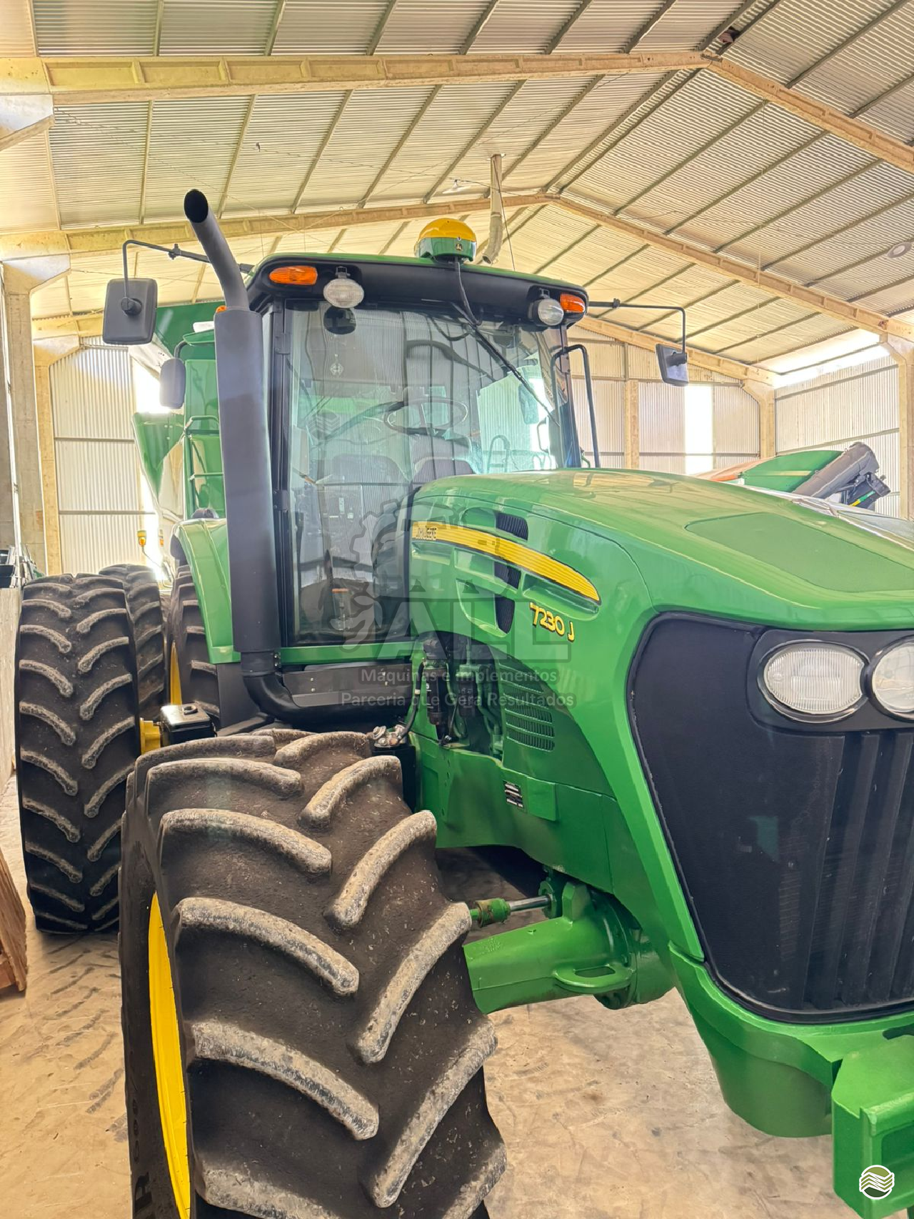 TRATOR JOHN DEERE JOHN DEERE 7230J Tração 4x4 ALL Máquinas e Implementos RONDONOPOLIS MATO GROSSO MT
